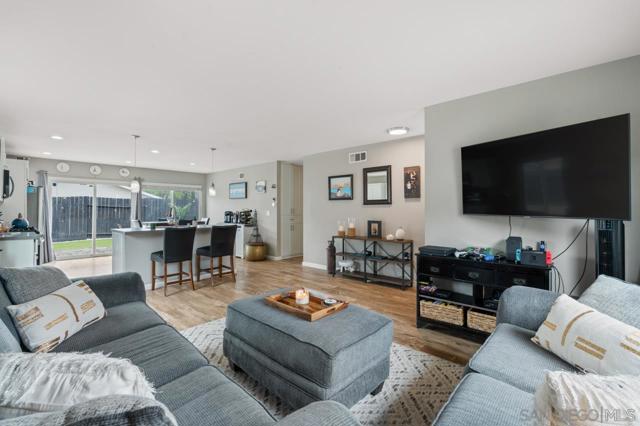 13637 Los Olivos Ave, Poway CA: https://media.crmls.org/mediaz/51fa59f4-c9af-417a-9adb-4bc15efe4910.jpg