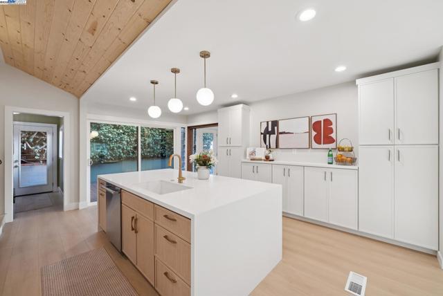 201 Amherst Ave, Kensington CA: https://media.crmls.org/mediaz/51fab5fc-3b27-4e51-891e-6b19ad48f103.jpg