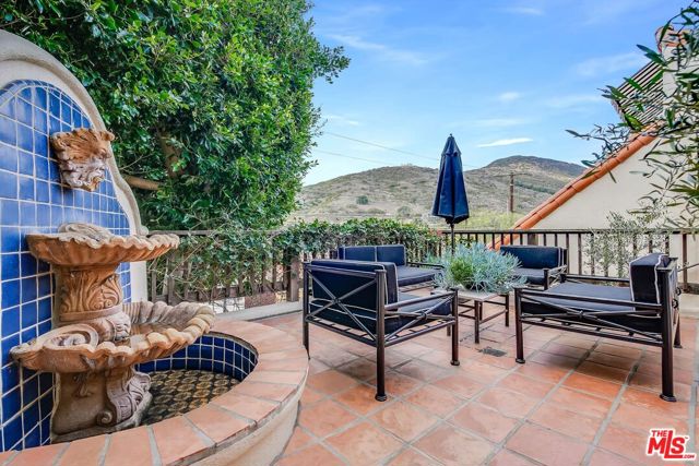 2880 Searidge Street, Malibu CA: https://media.crmls.org/mediaz/51fb745f-abd3-47e3-9250-d1e80a135b5f.jpg