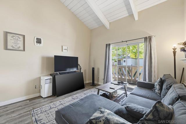 2566 White Oak Pl, Escondido CA: https://media.crmls.org/mediaz/51fbaa53-7543-49f3-bc6e-718eb600c756.jpg