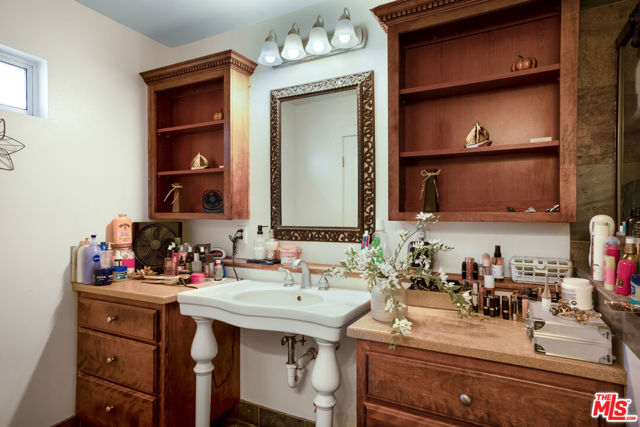 4141 Eileen Street, Simi Valley CA: https://media.crmls.org/mediaz/51fc1383-1965-47b2-af57-bf2e3c455890.jpg