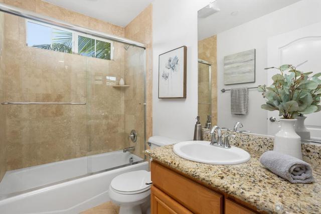 4007 Bluff View Way, Carlsbad CA: https://media.crmls.org/mediaz/51fc43c6-e9a8-44d1-9001-0e0276304cbb.jpg
