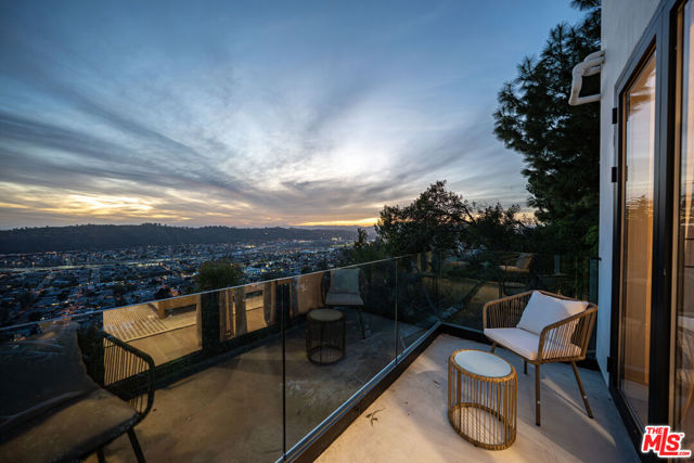 812 W Avenue 37, Los Angeles CA: https://media.crmls.org/mediaz/51fc8800-3900-4452-8c01-e7b6ec0341d6.jpg