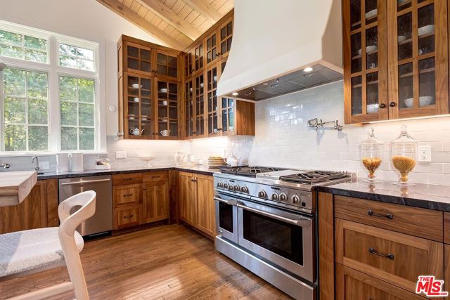 459 S Bentley Avenue, Los Angeles CA: https://media.crmls.org/mediaz/51fd1700-8c62-447f-bcf1-5a5fc7b8e202.jpg