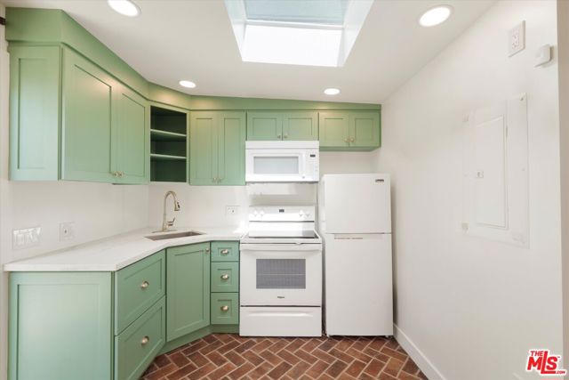 3156 W 74th Street, Los Angeles CA: https://media.crmls.org/mediaz/51fd87d4-f577-4b8e-b7b1-3354951d37ec.jpg