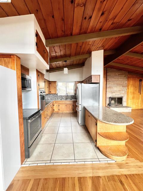 58 Pomona St, Crockett CA: https://media.crmls.org/mediaz/51fdb9f6-1117-4f6c-8b64-1129eae12092.jpg