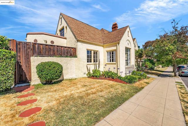 5605 Picardy Dr, Oakland CA: https://media.crmls.org/mediaz/51fe2fe8-bdc1-4d40-9dc7-ebb1c4973299.jpg