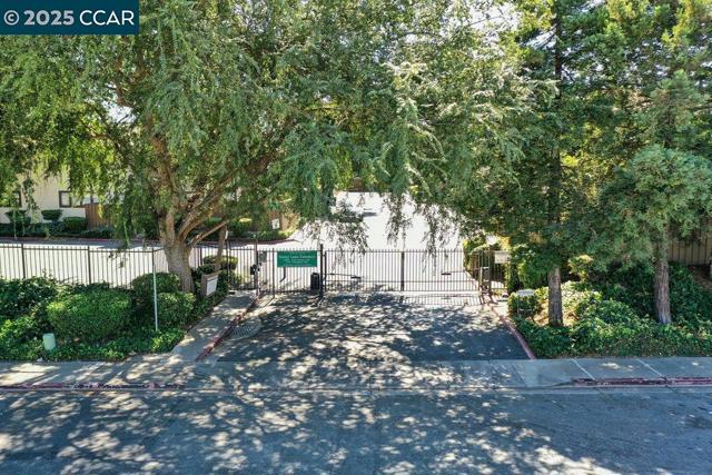 1701 Mahogany Way, Antioch CA: https://media.crmls.org/mediaz/51fe8b8e-1597-4512-9aef-d3e896a24f52.jpg