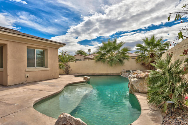 153 Merano Way, Palm Desert CA: https://media.crmls.org/mediaz/51ff3671-05b1-4aaf-a8de-2dfadbbb8e15.jpg