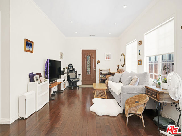3148 W 11th Street, Los Angeles CA: https://media.crmls.org/mediaz/51ffcd8e-76e2-4e10-9a89-4daafb69cc0c.jpg