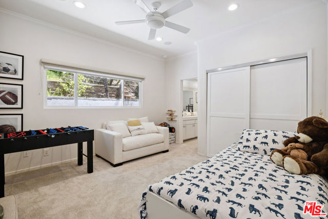 18141 Green Meadow Drive, Encino CA: https://media.crmls.org/mediaz/51fffef7-c5b0-4882-84d6-6ffae664ad35.jpg