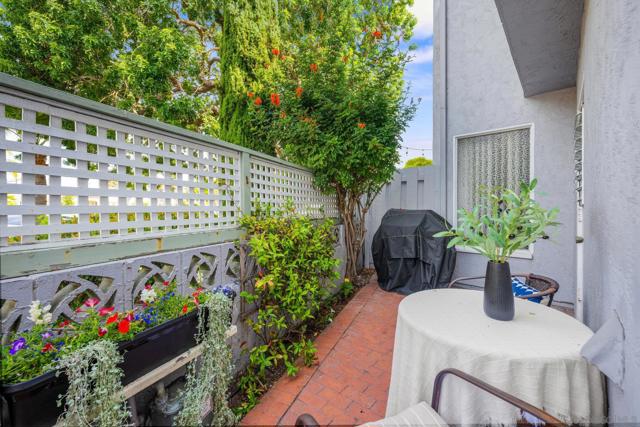 1074 Isabella Avenue, Coronado CA: https://media.crmls.org/mediaz/52007f11-d716-4450-accc-9f29225b79a5.jpg