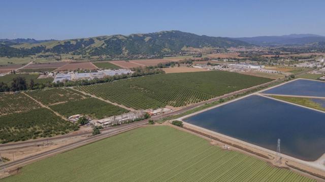 275 Bolsa Road, Gilroy CA: https://media.crmls.org/mediaz/5200971f-6640-4d87-9269-942c0253a6ec.jpg