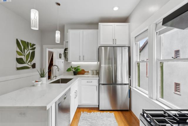 3206 Garfield Ave, Alameda CA: https://media.crmls.org/mediaz/5201c101-dbb5-49d1-a38c-b83eb8f77c0f.jpg