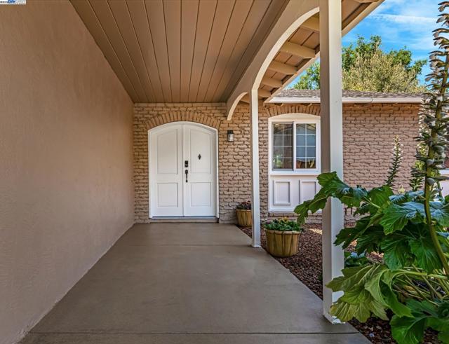 41917 Camino Santa Barbara, Fremont CA: https://media.crmls.org/mediaz/520281e6-247b-4d49-89b4-b0901a7f7136.jpg