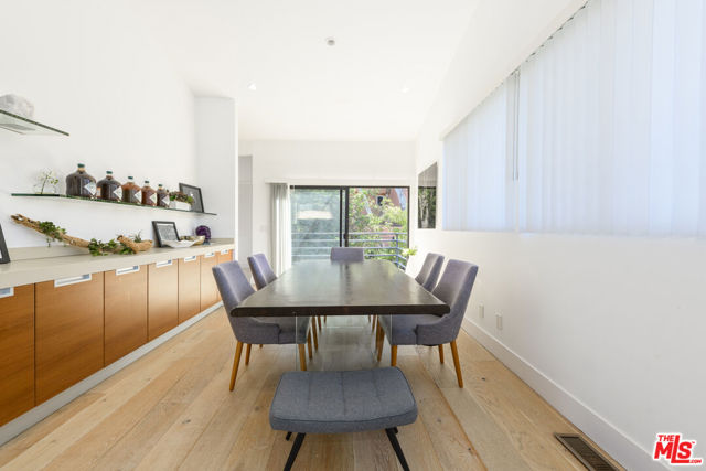 8581 Cole Crest Drive, Los Angeles CA: https://media.crmls.org/mediaz/52029ccc-309f-411b-88b1-07963186dd7d.jpg