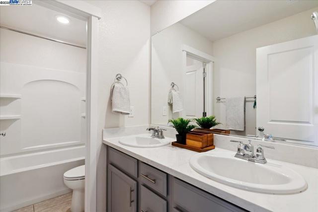 5352 Guenoc Valley Ln, Antioch CA: https://media.crmls.org/mediaz/5204cb54-6002-4bce-9b2c-74094702d6ac.jpg