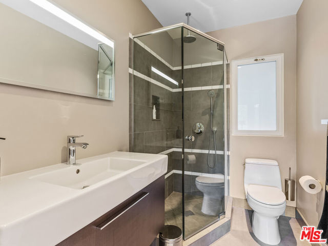 3818 Hollyline Avenue, Sherman Oaks CA: https://media.crmls.org/mediaz/52050538-48b7-489a-9f7e-278d3a98351d.jpg