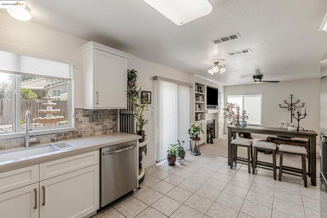 8215 Red Elk Dr, Elk Grove CA: https://media.crmls.org/mediaz/520540db-9411-4caf-b2f1-5d3c825ca5d6.jpg