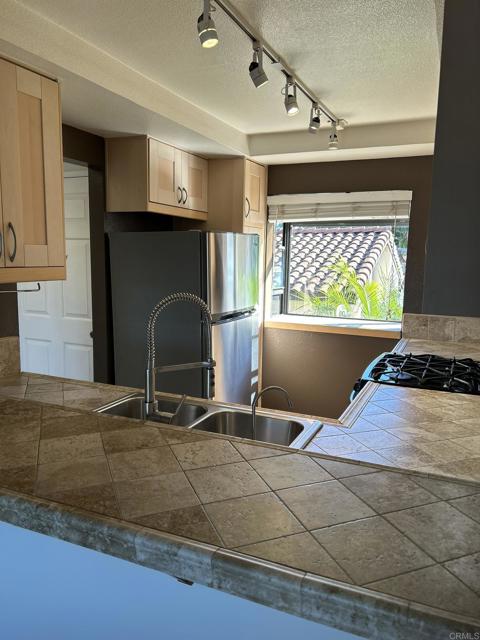 2146 Valleydale Lane, Encinitas CA: https://media.crmls.org/mediaz/5206a796-4bd1-43ae-a16f-babc747229e8.jpg