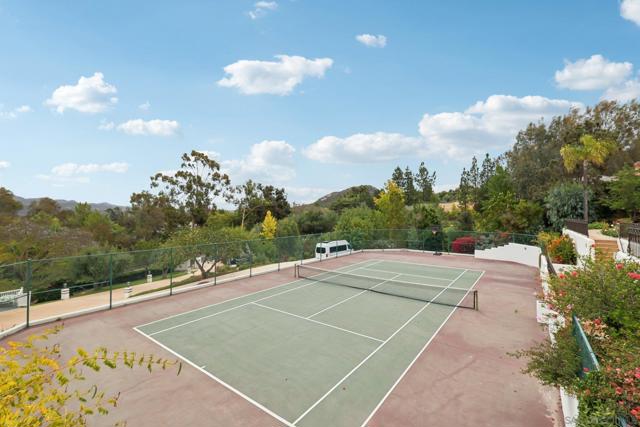 13371 Summit Cir, Poway CA: https://media.crmls.org/mediaz/5206d06c-f66a-4a8d-a8d8-3495205ee243.jpg