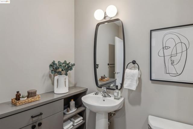 428 Alice Street, Oakland CA: https://media.crmls.org/mediaz/52075194-373f-41e9-b6e5-944e34df1cf3.jpg