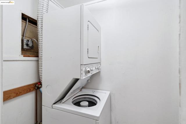 1408 E 15Th St, Oakland CA: https://media.crmls.org/mediaz/520846f1-5b84-4db7-8265-db1b6e038513.jpg
