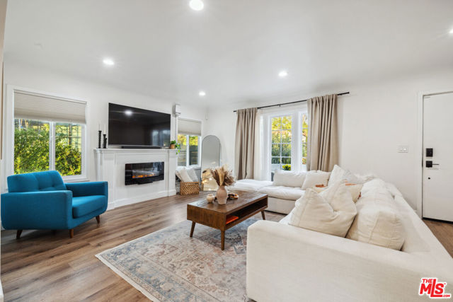 821 S Cloverdale Avenue, Los Angeles CA: https://media.crmls.org/mediaz/520861f3-4c2f-40c0-bffb-082ea4b1adc6.jpg
