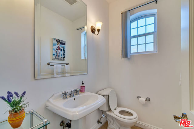 1008 Harbor Crossing Lane, Marina del Rey CA: https://media.crmls.org/mediaz/5208944a-172c-4549-a86a-b3236aef80e3.jpg