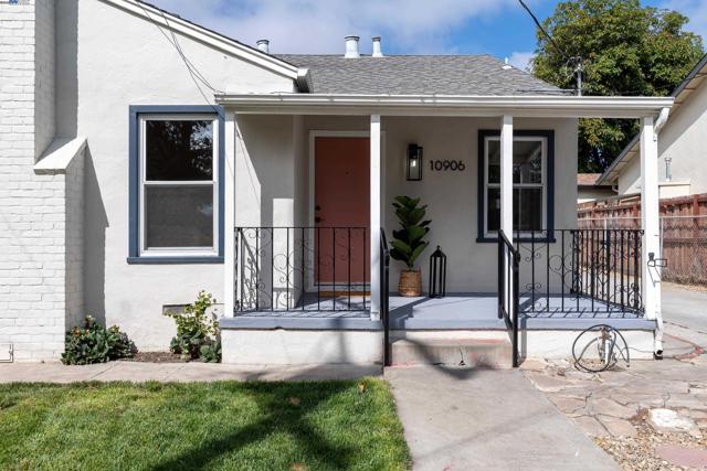 10906 Reposo Dr, Oakland CA: https://media.crmls.org/mediaz/5208dfe0-1c6b-431c-9cf7-94c27f513286.jpg