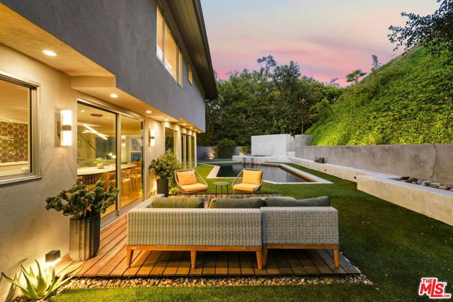 7712 Chandelle Place, Los Angeles CA: https://media.crmls.org/mediaz/52093364-2db2-4d6d-ba06-32c6d576a80b.jpg