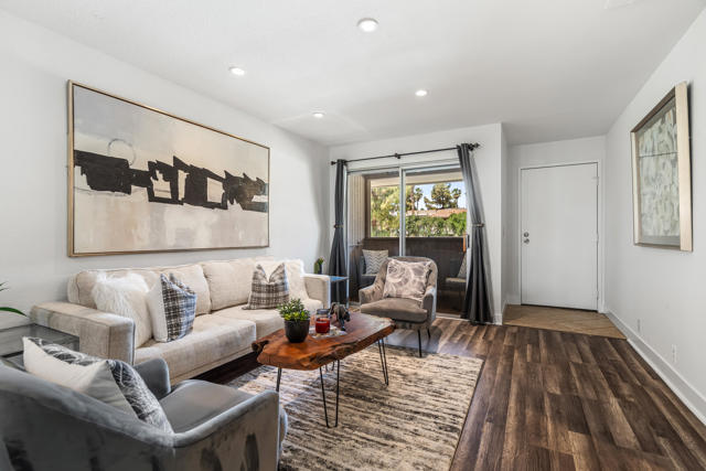 575 N Villa Court, Palm Springs CA: https://media.crmls.org/mediaz/520983e9-1725-4854-84f4-222bd7139166.jpg