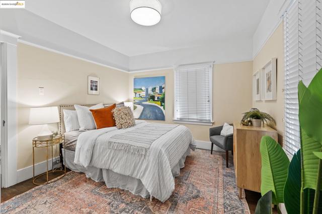 393 43Rd St, Oakland CA: https://media.crmls.org/mediaz/5209bb48-4074-4188-8f40-f308b4d3685a.jpg