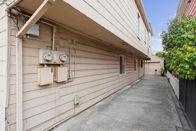 1805 Eagle Ave, Alameda CA: https://media.crmls.org/mediaz/5209d46c-f198-4467-840a-008cd73a8fa6.jpg