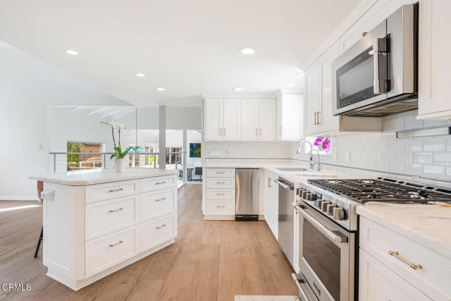 5040 Island View Street, Oxnard CA: https://media.crmls.org/mediaz/520a377e-a72e-408c-addc-3ec95204e205.jpg