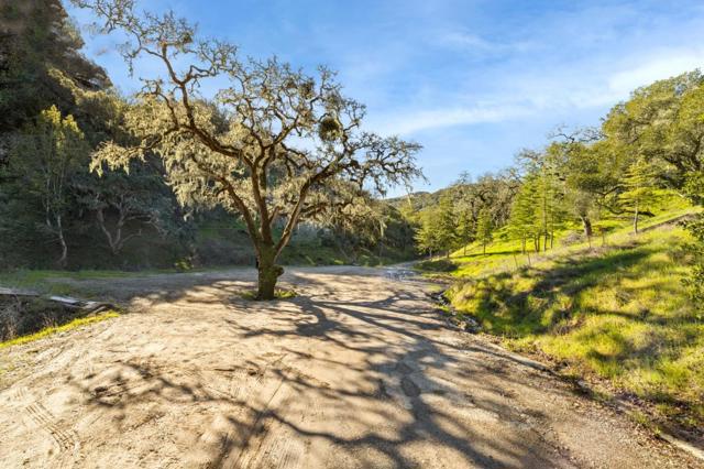 5 El Vanada Road, Redwood City CA: https://media.crmls.org/mediaz/520c9c8f-0835-4844-8f65-f90d7c23c76f.jpg