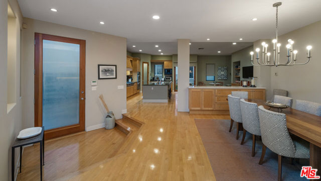 4115 Roma Court, Marina del Rey CA: https://media.crmls.org/mediaz/520d2fc3-6962-479a-a477-8067c10670de.jpg