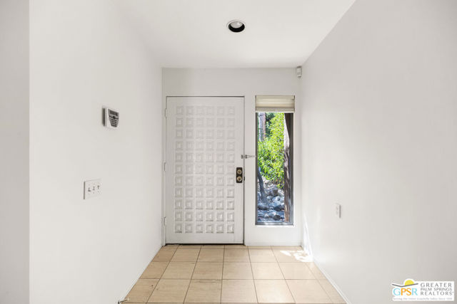 2910 Cervantes Court, Palm Springs CA: https://media.crmls.org/mediaz/520d85e9-45b6-4da9-88b1-e52a17041dda.jpg