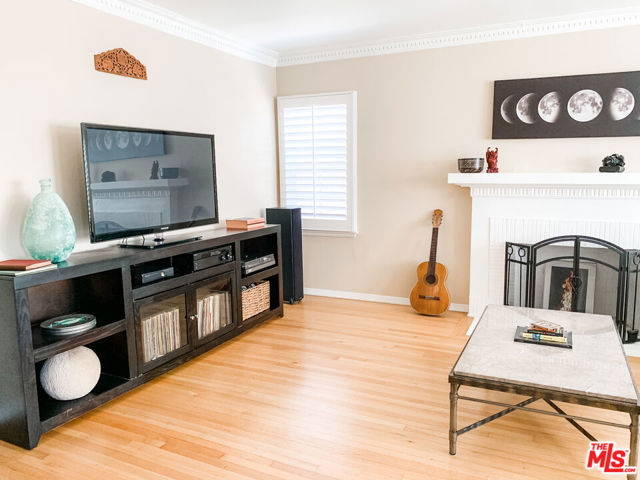 1975 S Crescent Heights Boulevard, Los Angeles CA: https://media.crmls.org/mediaz/520ee5dc-21ec-41a4-8b85-255dbee261d3.jpg