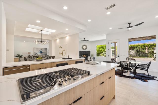 7 King Edward Court, Rancho Mirage CA: https://media.crmls.org/mediaz/520fb3f5-0813-49b2-9022-fd17053d6862.jpg
