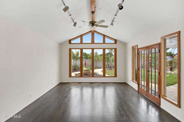 1532 Lorena Drive, Oxnard CA: https://media.crmls.org/mediaz/52108c7f-0ba5-4ddf-86a6-b71864e972e1.jpg