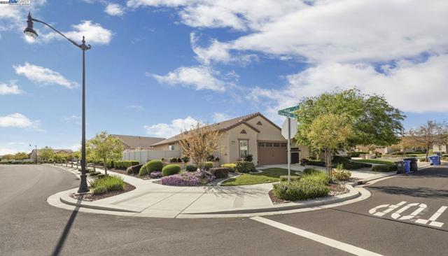 2961 Clear Point Way, Manteca CA: https://media.crmls.org/mediaz/52109f26-719a-43bd-8424-b1baeb61804f.jpg