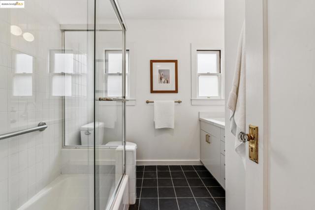 6232 Manoa St, Oakland CA: https://media.crmls.org/mediaz/5210f7b1-e650-441e-90b5-a60237eca1ff.jpg
