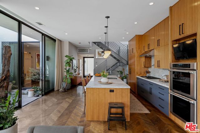 1102 Amoroso Place, Venice CA: https://media.crmls.org/mediaz/52112f66-d946-4a27-8124-9899074da700.jpg