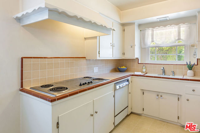 21924 Buena Ventura Street, Woodland Hills CA: https://media.crmls.org/mediaz/52131f42-a675-4b85-af9f-0b7b1ce08945.jpg