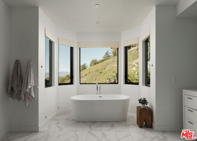 3820 Knobhill Drive, Sherman Oaks CA: https://media.crmls.org/mediaz/52140989-d601-4046-83b5-b080f794a331.jpg