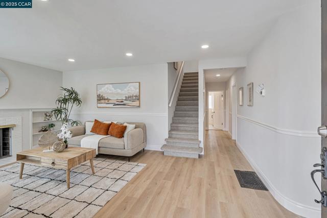 147 Covington St, Oakland CA: https://media.crmls.org/mediaz/52145328-2107-40ef-bcda-4526f5c95067.jpg