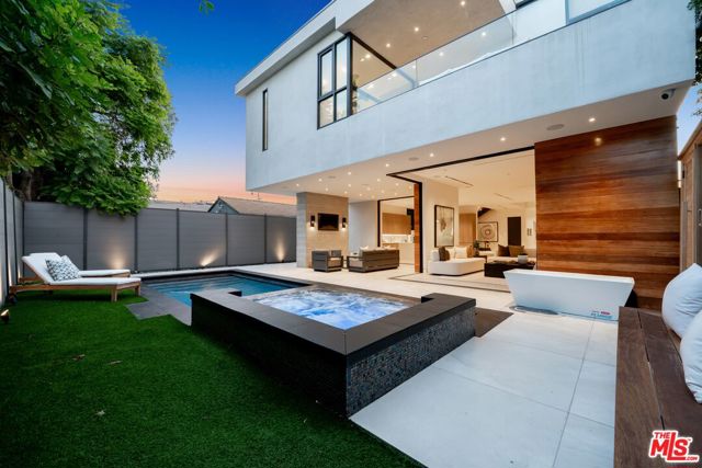 818 N Curson Avenue, Los Angeles CA: https://media.crmls.org/mediaz/52154944-651a-4ad8-acaa-0b1352296c71.jpg