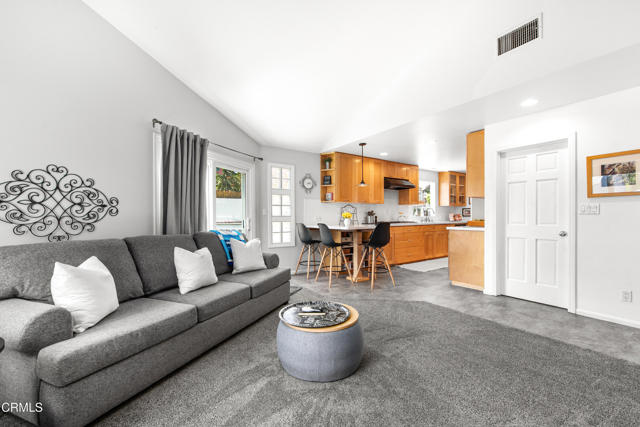 331 N Avon Street, Burbank CA: https://media.crmls.org/mediaz/521624e1-1f99-4c8c-af6e-ce14e8fb2e20.jpg