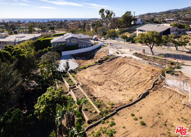 844 Las Lomas Avenue, Pacific Palisades CA: https://media.crmls.org/mediaz/5216ab4d-5893-4273-8ef5-75d080e2c8a9.jpg